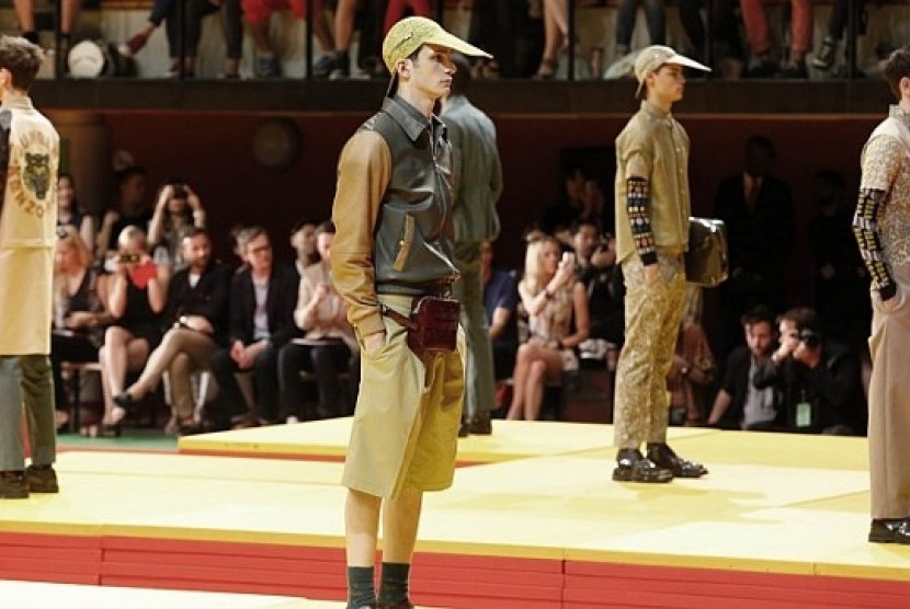 Para model memeragakan busana hasil rancangan Rumah Mode Kenzo, di Paris 