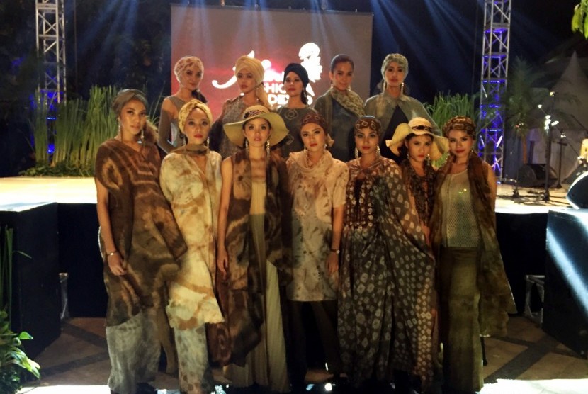 Para model yang memeriahkan fashion show pada gelaran Jakarta Fashion and Food Expo (JFFE) 2015