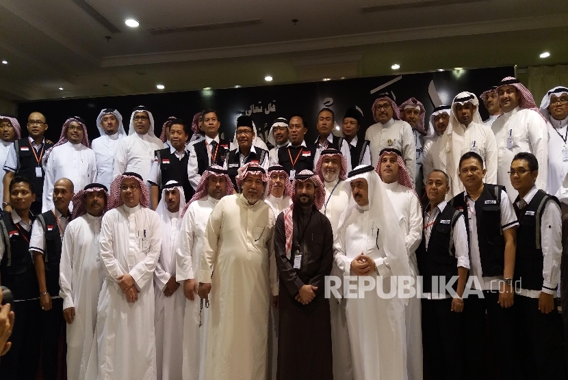 Para muasasah dan Panitia Penyelenggara Ibadah Haji (PPIH) Arab Saudi 1437H/2016M berfoto bersama usai mengadakan rapat di Hotel Dar Alhadi, Azizyah, Makkah, Arab Saudi, Jumat (19/8).