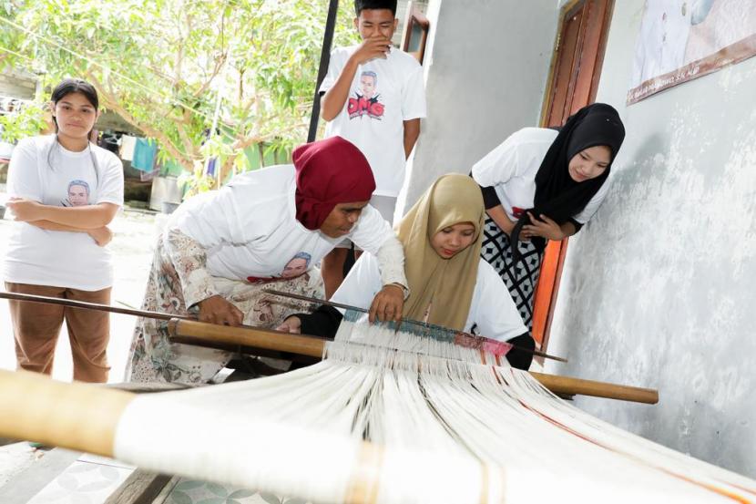 Para muda-mudi Kabupaten Sumba Barat, Provinsi Nusa Tenggara Timur (NTT) antusias mengikuti pelatihan tenun tingkat pemula. 
