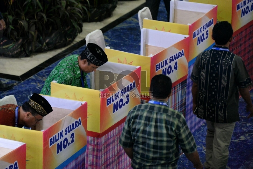 Para muktamirin memberikan hak suaranya pada sidang pleno dengan agenda Pemilihan Anggota PP Muhammadiyah pada Muktamar Muhammadiyah ke 47 di Kampus Unismuh Makassar, Sulsel,Rabu (5/8). 