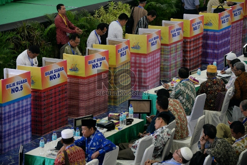 Para muktamirin memberikan hak suaranya pada sidang pleno dengan agenda Pemilihan Anggota PP Muhammadiyah pada Muktamar Muhammadiyah ke 47 di Kampus Unismuh Makassar, Sulsel, Rabu (5/8).   (Republika/Prayogi)