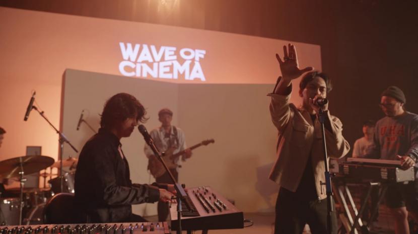 Para musisi mengekspresikan kerinduan terhadap sosok mendiang Glenn Fredly lewat konser Surat dari Timur dalam rangkaian Wave of Cinema, Jumat (9/10) petang. 