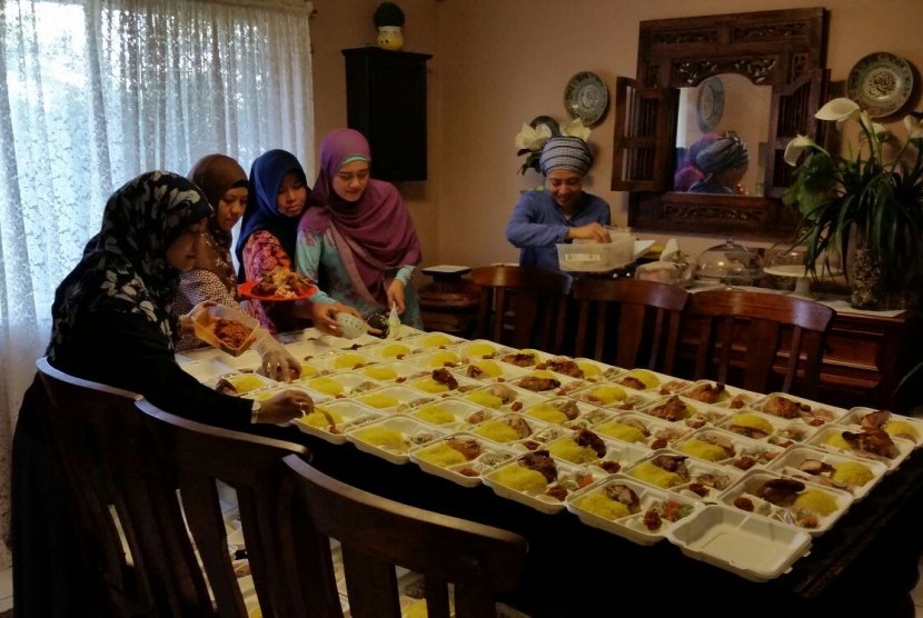 Para Muslimah Indonesia di Brisbane, Australia, menyiapkan paket makan malam ala Indonesia untuk tuna wisma Brisbane.