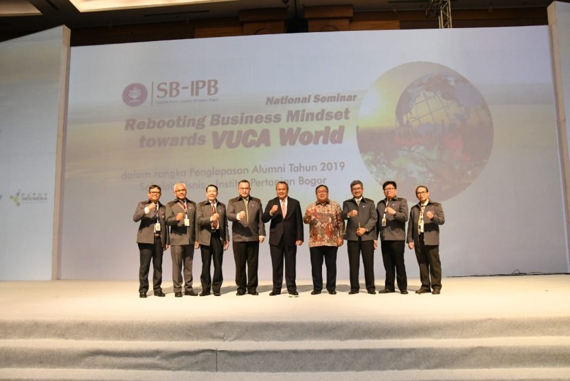 Para nara sumber seminar nasional tentang VUCA World yang diadakan Sekolah Bisnis IPB.