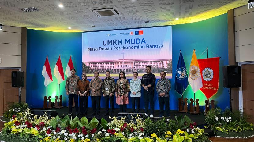 Para narasumber berfoto bersama pada acara diskusi bertajuk UMKM MUDA: Masa Depan Perekonomian Bangsa yang diadakan di Auditorium Pusat Pembelajaran, lantai 8, Fakultas Ekonomika dan Bisnis (FEB) UGM, Jumat (11/10/2024).