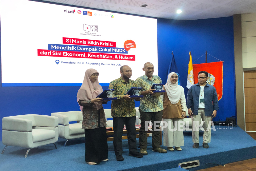 Para narasumber berfoto bersama usai seminar Si Manis Bikin Krisis di Function Hall FEB UGM, Selasa (23/9/2025).  