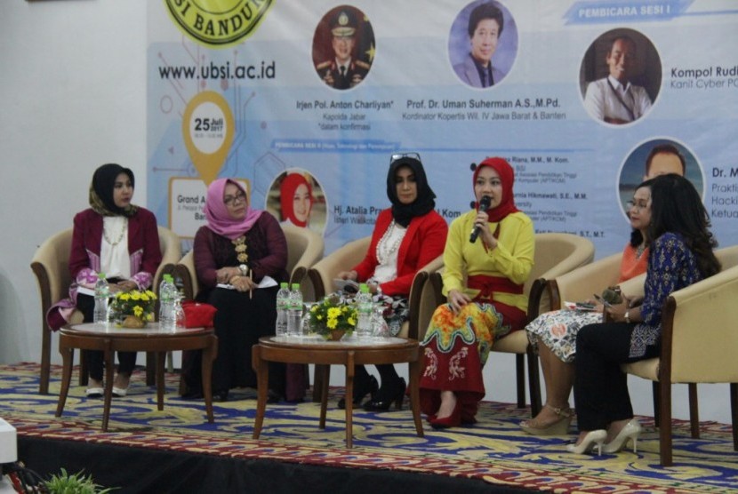 Para narasumber wanita seminar cyber law yang diadakan oleh Universitas BSI Bandung.