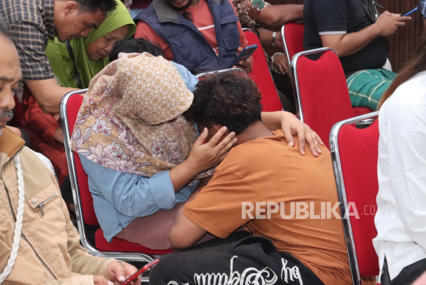 Para orang tua menjemput anak-anak mereka yang diamankan di Polres Indramayu, Selasa (2/9/2025) malam. Anak-anak yang masih pelajar itu sebelumnya diamankan karena diduga terlibat kelompok anarko, dan hendak memicu tindakan anarkis dalam aksi unjuk rasa, pada Senin (1/9/2025) kemarin. 