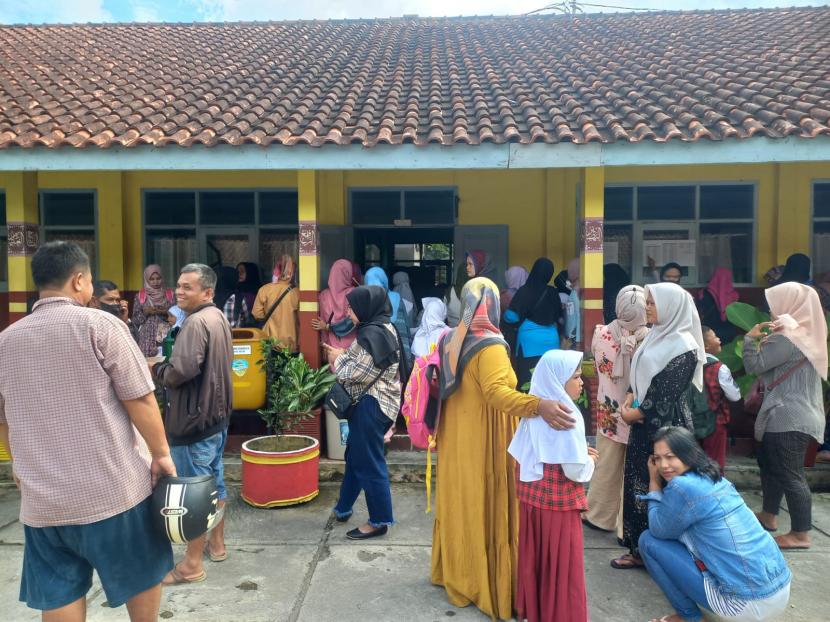 Para orang tua menunggui anaknya pada hari pertama sekolah di SDN 2 Pengadilan, Kecamatan Tawang, Kota Tasikmalaya, Senin (18/7/2022). 
