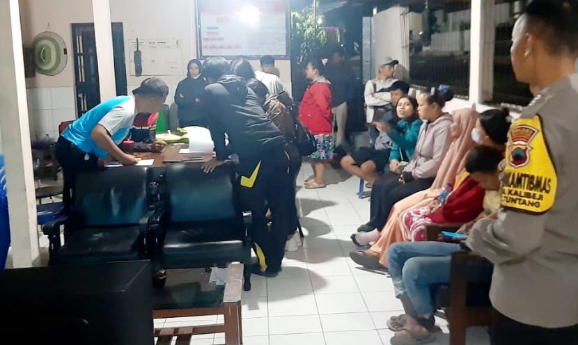 Para orang tua menyaksikan anak mereka membuat surat pernyataan tidak mengulangi dan terlibat aksi tawuran di Mapolsek Tuntang, Kabupaten Semarang.