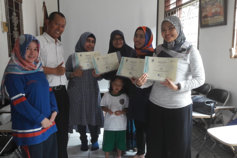 Para orang tua murid peserta Parents Teacher Learning Program (PTLP) menerima sertifikat.
