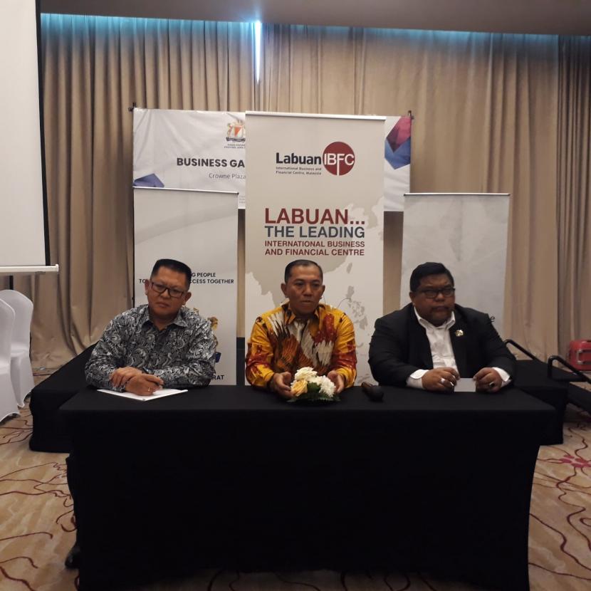Ketua Kamar Dagang dan Industri (Kadin) Jawa Barat, Tubagus Raditya Indrajaya, (tengah).dari sisi sumber daya manusia (SDM), pelaku di sektor industri kreatif sangat banyak dan potensial. Kuncinya, dibutuhkan dorongan pinjaman dari perbankan.
