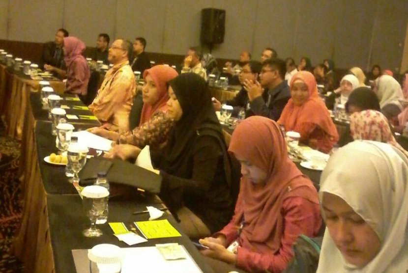 Para pakar mengupas keamanan pangan di acara  Malaysia-Indonesia International Conference on Economic, Management and Accounting, Bogor, Kamis (5/10)  