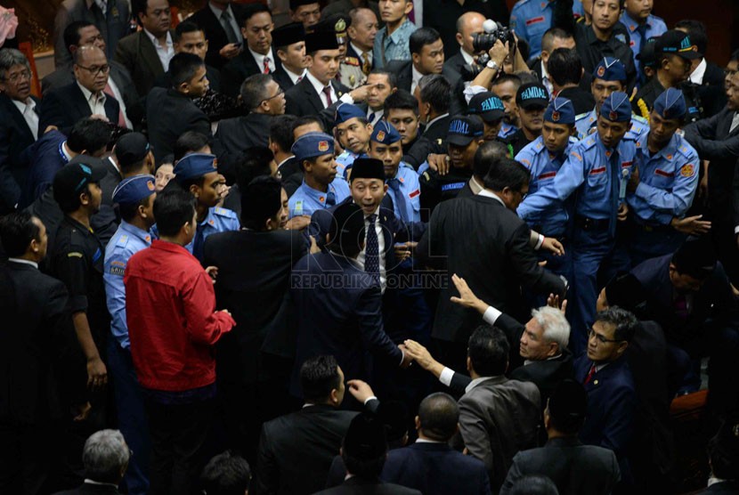  Para Pamdal DPR melerai kericuhan yang terjadi saat sidang paripurna DPR RI, Komplek Parlemen Senayan, Jakarta, Kamis (2/10).(Republika/Wihdan)