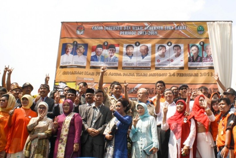 Para pasangan calon gubernur Jabar berkumpul di lapangan Gasibu Usai 'Penyampaian Visi Misi dan Program di DPRD Provinsi Jabar, Komplek Gedung Sate, Bandung, Kamis (7/2)