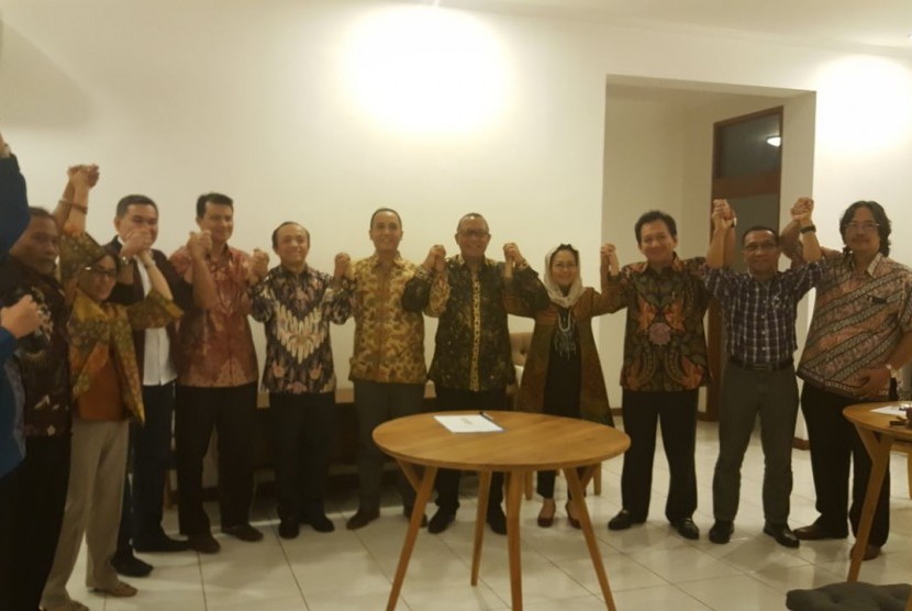 Para pasangan calon ketua umum dan sekjen Himpunan Alumni Institut Pertanian Bogor (HA-IPB) meneken pakta integritas untuk bersaing secara jujur dan menjunjung tinggi etika.