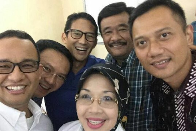 Para pasangan calon (paslon) gubernur dan wakil gubernur yang akan maju di Pilkada DKI Jakarta melakukan swafoto (selfie).