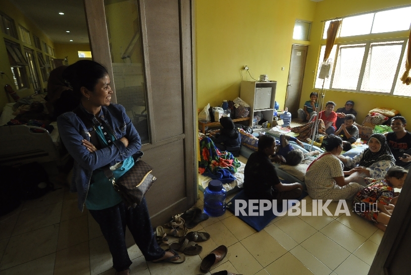 Para pasien dipindahkan ke lantai atas pasca banjir bandang di Rumah Sakit Umum Daerah Dr Slamet, Kecamatan Tarogong Kidul, Kabupaten Garut, Rabu (21/9).