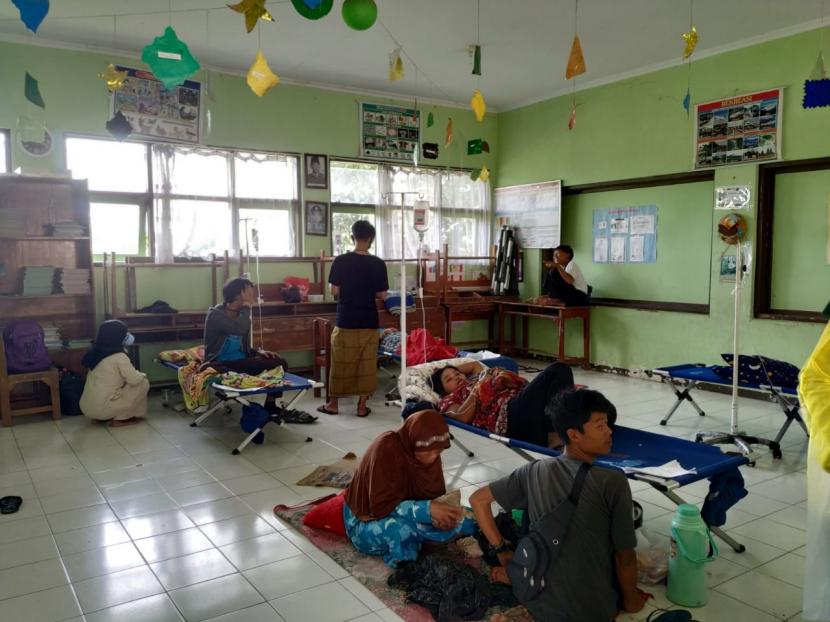 Para pasien korban keracunan massal masih dirawat di ruang kelas SDN Puspasari, Kecamatan Mangkubumi, Kota Tasikmalaya, Ahad (11/10).