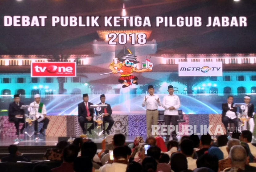 Para paslon pilgub Jabar tampil pada Debat Publik Ketiga Pilgub Jabar 2018, di Kota Bandung, Jumat (22/6).