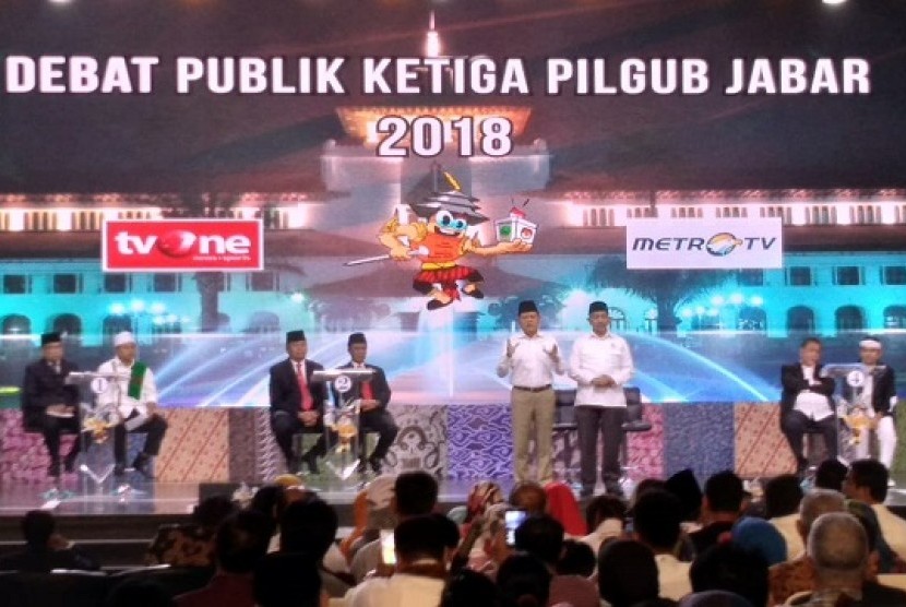 Para paslon Pilkada Jabar tampil dalam debat publik ketiga di Kota Bandung, Jumat (22/6).
