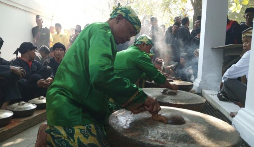 Para patih dan abdi dalem Keraton Kanoman Cirebon membersihkan gong pusaka.