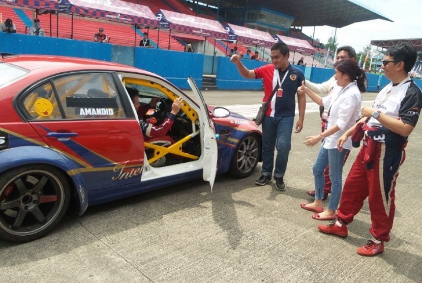 Para pebalap ABM Motorsport (ki-ka) Eric Montolalu, Jimmy Lukita, Paul Montolalu, dan Gerhard Lukita tampak sedang bersiap-siap menghadapi seri penutup Indonesian Sentul Series of Motorsport (ISSOM) 2016 Seri 6 di Sirkuit Internasional Sentul, Bogor, Ahad 