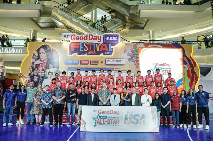 Para pebasket pelajar terpilih masuk tim DBL All-Star 2024 berfoto bersama tim pelatih, founder DBL Indonesia Azrul Ananda, pihak sponsor dan pengurus Perbasi.