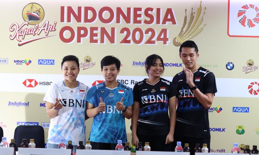 Para pebulu tangkis andalan Indonesia berpose dalam konferensi pers Indonesia Open 2024, Senin (3/6/2024).