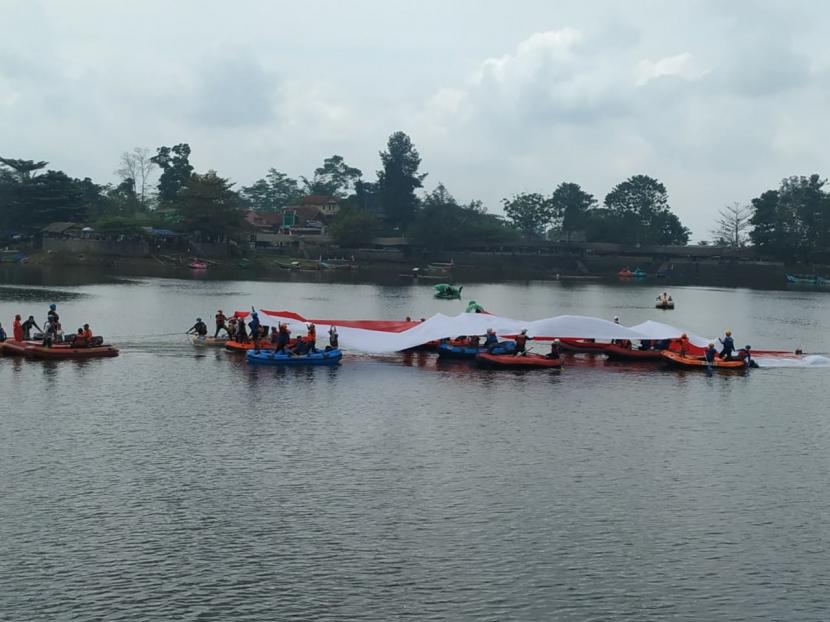 Para pecinta alam di Tasikmalaya membentangkan Merah-Putih raksasa di Situ Gede, Kota Tasikmalaya, Senin (17/8).