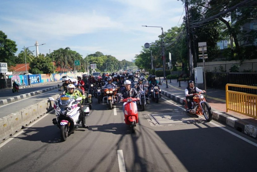  Para pecinta olahraga otomotif roda dua mengampanyekan keamanan berkendara di Jakarta, Ahad (14/4).