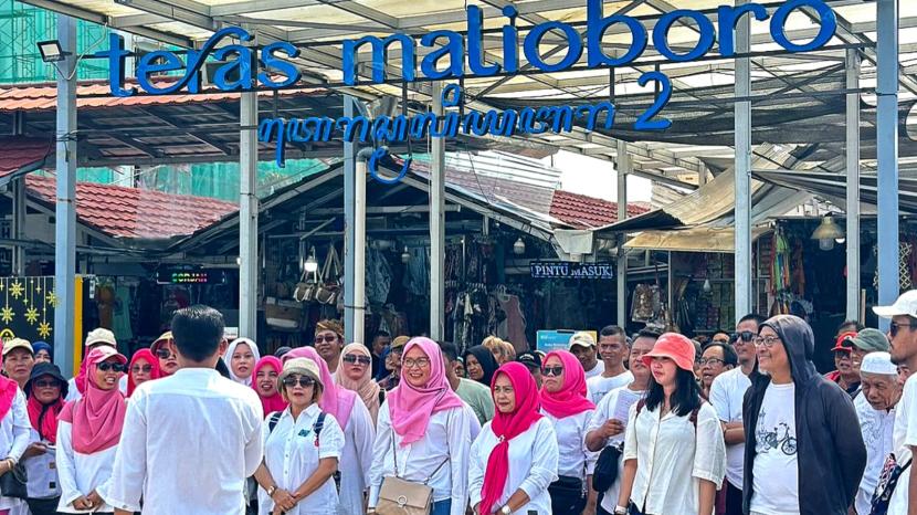 Para pedagang dari Paguyuban Tridarma menggelar aksi Refleksi 2 Tahun Relokasi dan Pembagian Bansos di Halaman Barat Teras Malioboro 2, Yogyakarta, Kamis (29/2/2024).
