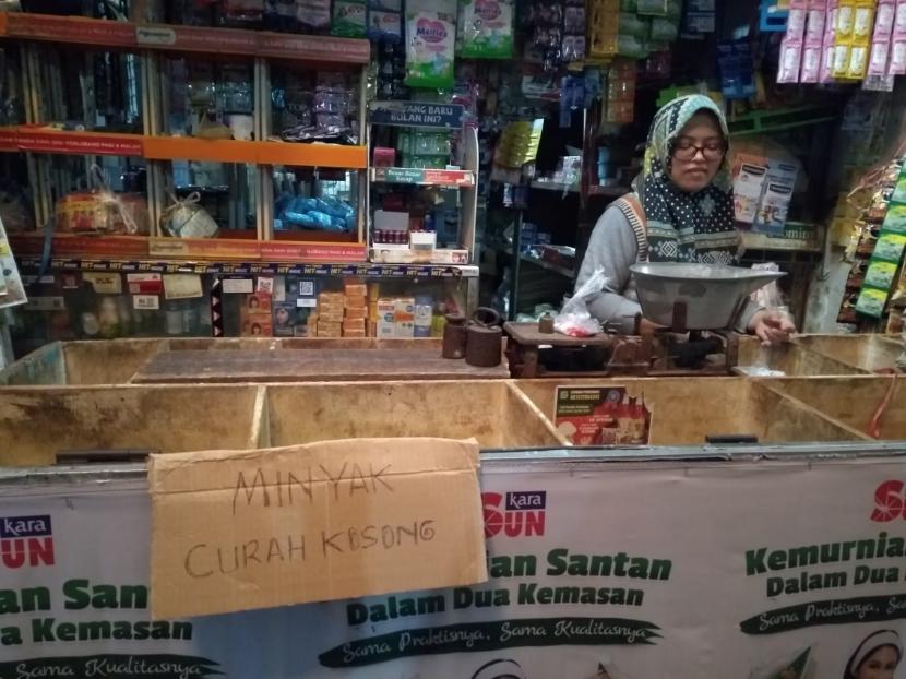 Para pedagang di Pasar Baru Indramayu mengeluhkan langkanya minyak goreng curah sejak hampir seminggu terakhir. Mereka pun menggelar aksi protes di dalam pasar, Jumat (25/3/2022).