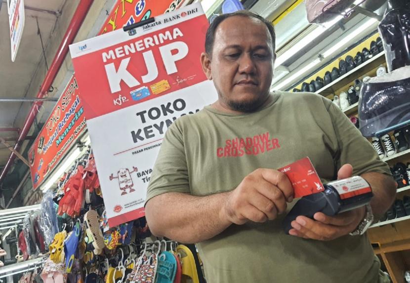 Para pedagang di pasar Kebayoran Lama, Jakarta, diajak memanfaatkan fasilitas Kredit Usaha Rakyat (KUR) dan layanan digital dari Bank DKI.