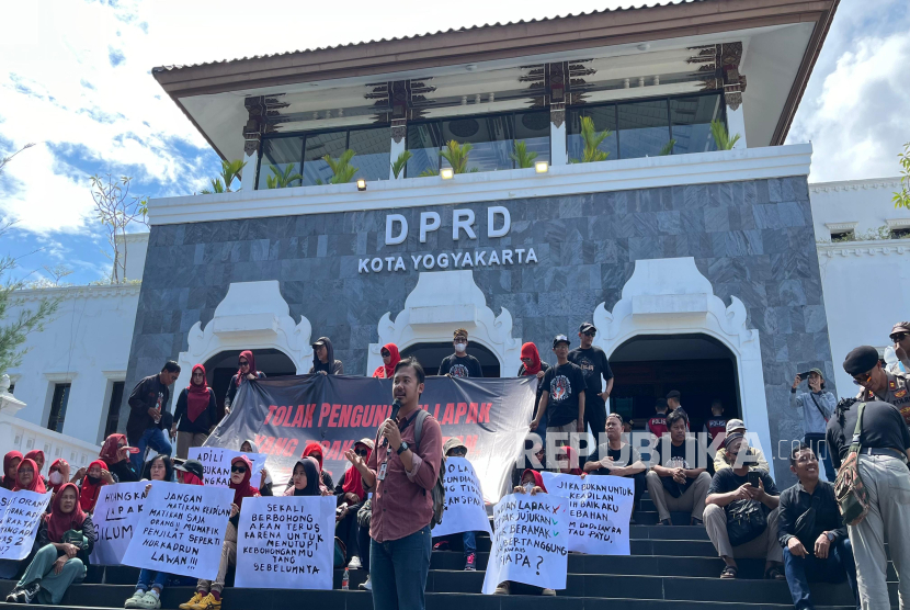 Para pedagang kaki lima (PKL) Malioboro yang tergabung dalam Paguyuban Tri Darma kembali melakukan aksi di depan gedung DPRD Kota Yogyakarta, Senin (6/1/2025).