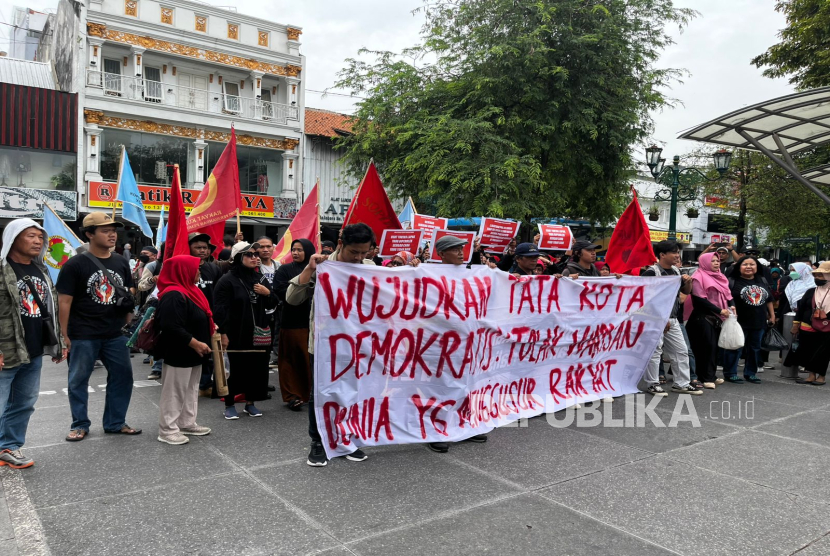 Para Pedagang Kaki Lima (PKL) yang tergabung dalam Forum Aliansi Rakyat untuk Demokrasi (Arus) mengadakan seruan aksi dan audiensi menagih janji DPRD DIY kepada para Pedagang Teras Malioboro 2, Senin (3/2/2025).