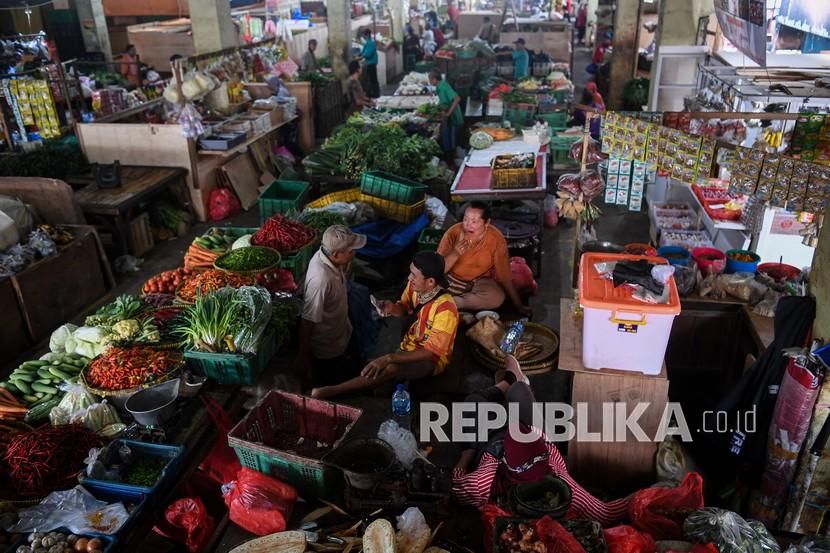Para pedagang menunggu calon pembeli di Pasar Minggu, Jakarta Selatan, Rabu (2/6/2021). Sebanyak 90 persen pedagang di Pasar Minggu telah mendapatkan dosis lengkap vaksin Covid-19.