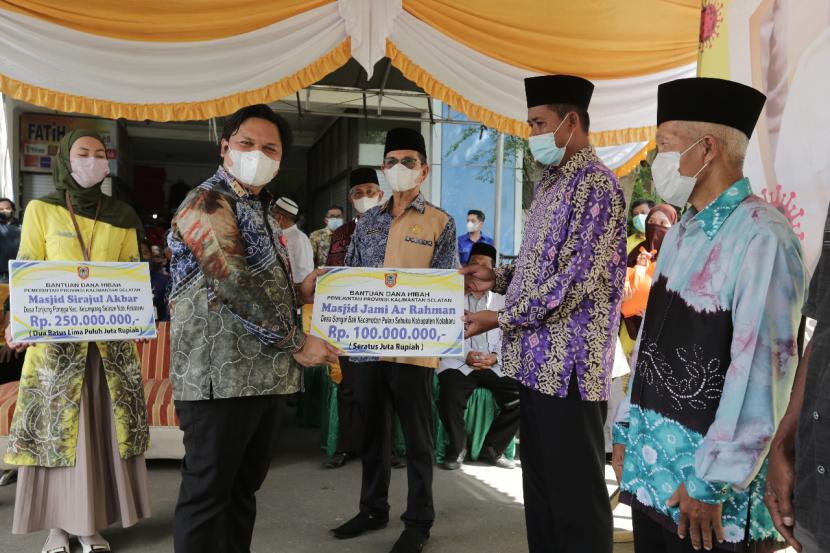 Para pedagang, pengunjung dan masyarakat umum di kawasan Pasar Limbur Kabupaten Kotabaru, menyambut antusias kegiatan vaksinasi bergerak,  Jumat (8/4/2022) pagi. 