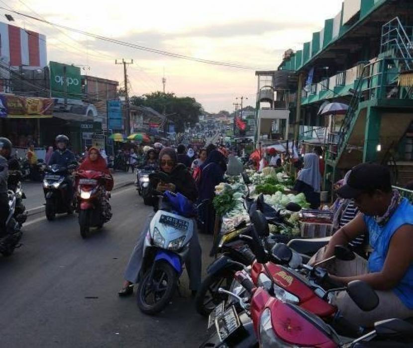 Suasana Pasar Ciputat. Anggota DPRD meminta ketegasan Pemkot Tangsel dalam menangani PKL Pasar Ciputat.