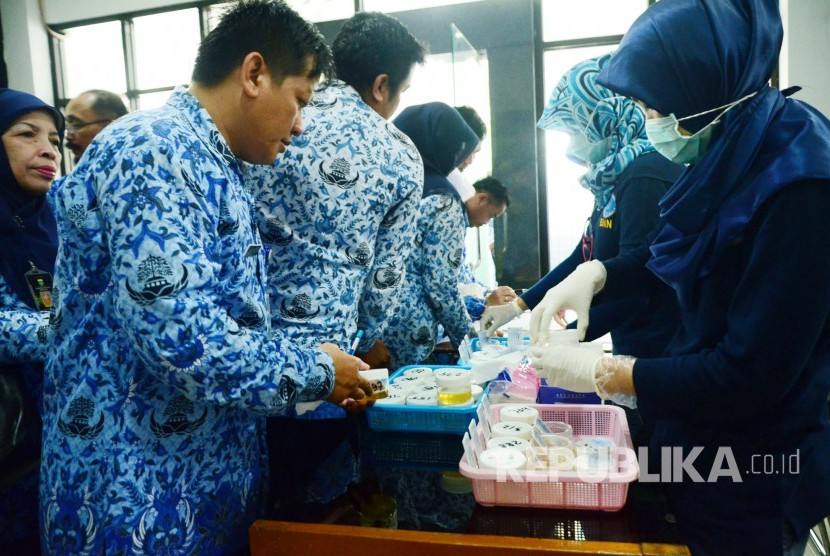 Para pegawai ASN antre mengikuti tes urine yang digelar Badan Narkotika Nasional (BNN) Kota Bandung / Ilustrasi 