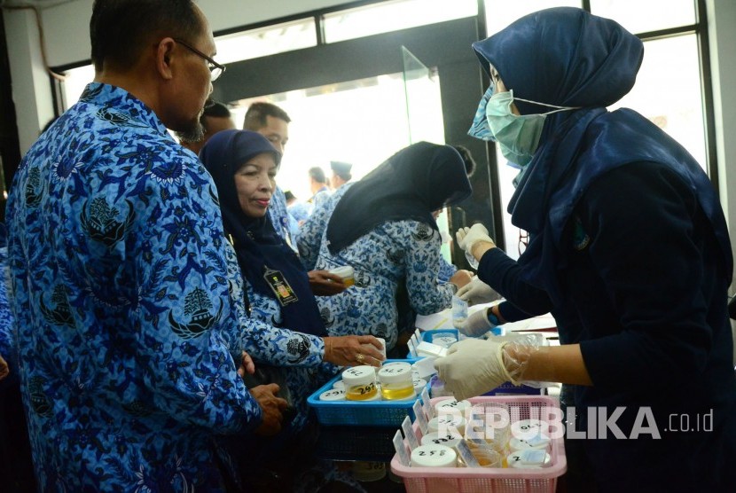 Para pegawai Dinas Pendidikan Kota Bandung antre mengikuti tes urine yang digelar Badan Narkotika Nasional (BNN) Kota Bandung, Rabu (29/11).