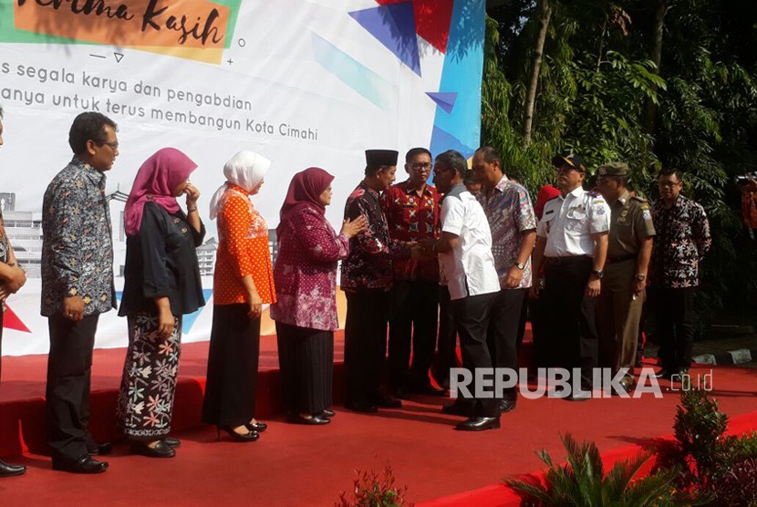 Para pegawai negeri sipil di Lingkungan Pemerintah Kota Cimahi memberikan ucapan selamat perpisahan kepada Plt Walikota Cimahi, Sudiarto yang akan habis masa jabatan periode 2012-2017 di halaman Pemkot Cimahi, Jumat (20/10).