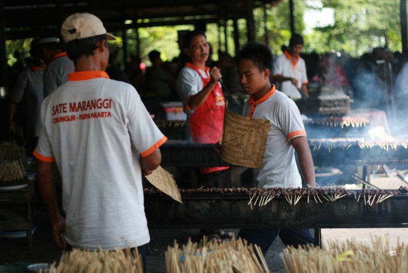 Para pegawai warung sate membakar sate maranggi di daerah Cibungur, Kabupaten Purwakarta, belum lama ini. Sate maranggi saat ini sedang dipersiapkan go internasional. (Republika/Edi Yusuf)