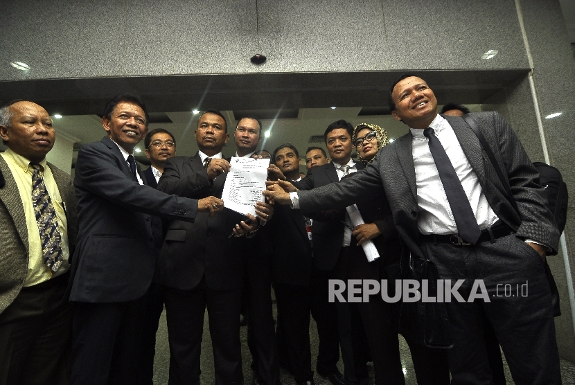 Para pejabat Advokat Cinta Tanah Air (ACTA) memperlihatkan pengajuan surat permohonan Uji Materiil Undang-Undang Pemilu 2017 terhadap UUD 1945 ke Mahkamah Konstitusi (MK), Jakarta Pusat, Senin (24/7).