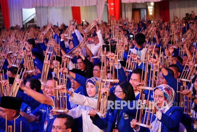 Para pejabat dan kader Partai Amanat Nasional (PAN) memainkan angklung simbol kekompakan pada pembukaan Rapat Kerja Nasional III PAN, di Kota Bandung, Senin (21/8).