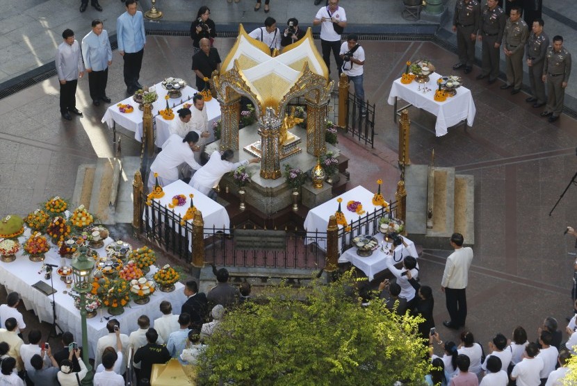 Para pejabat Thailand dan diplomat berkumpul di Kuil Erawan di Rajprasong persimpangan, adegan pengeboman Senin, di Bangkok, Thailand, Jumat 21 Agustus 2015.