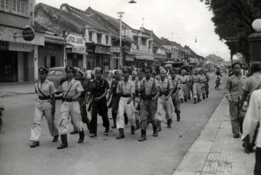 Para pejuang melewati pertokoan milik warga keturunan Cina di Malioboro pada Desember 1947.
