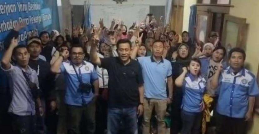 Para pekerja atau buruh yang tergabung dalam Federasi Serikat Pekerja Seluruh Indonesia (FSPSI) Kabupaten Bandung menyatakan dukungan penuh kepada pasangan calon (Paslon) Bupati dan Wakil Bupati Bandung Dadang Supriatna dan Ali Syakieb nomor urut 2 pada Pilkada Bandung 27 November 2024.