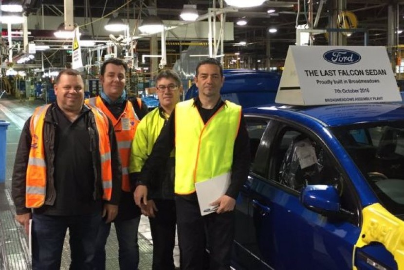 Para pekerja dengan mobil Falcon terakhir yang diproduksi di Australia.